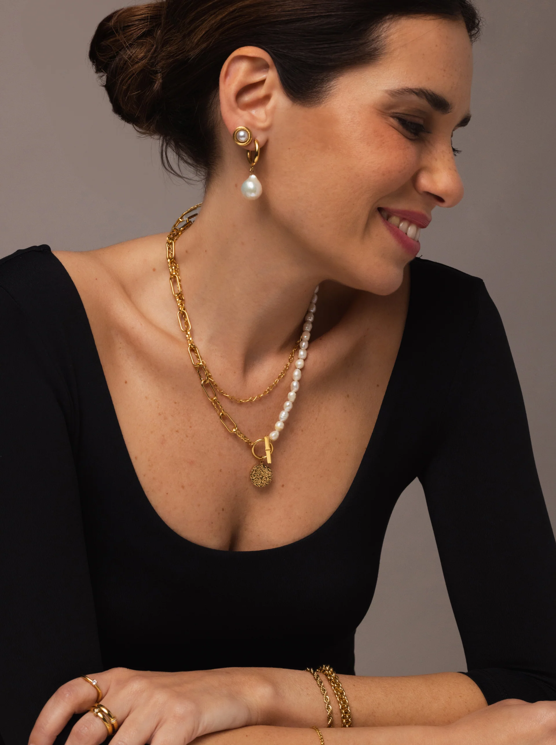 Brincos One Pearly Hoops - Image 3