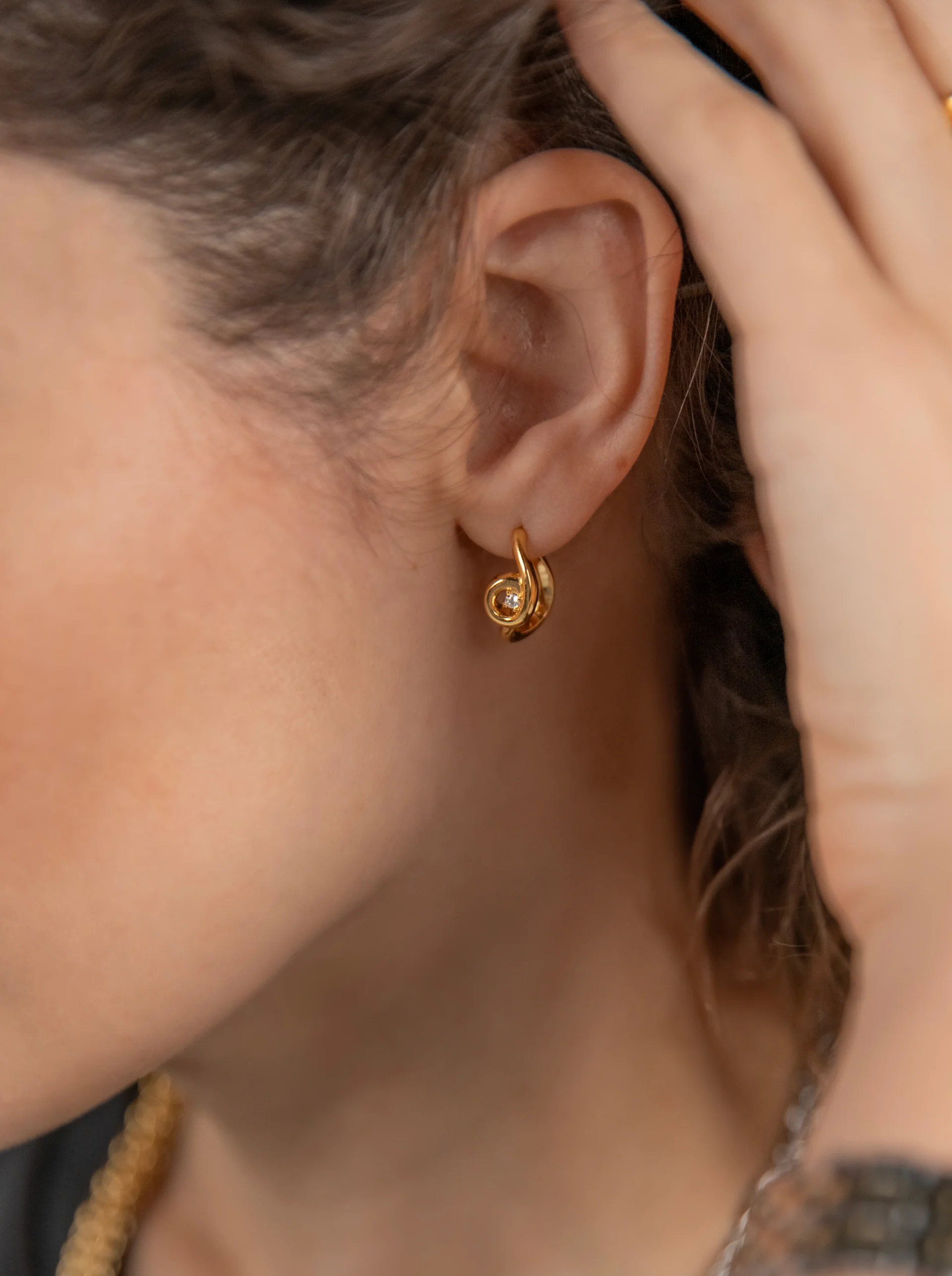Brincos One Infinity Twisted Gold - Image 2